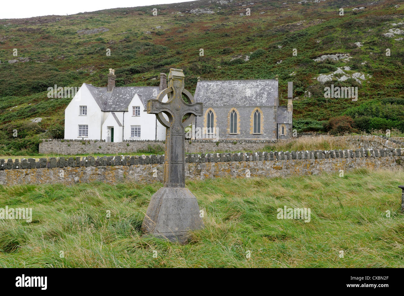 Cruz celta Galés Capilla Metodista y la capilla de la casa de la isla Bardsey Ynys Enlli Península de Llyn Gwynedd Wales Cymru REINO UNIDO GB Foto de stock