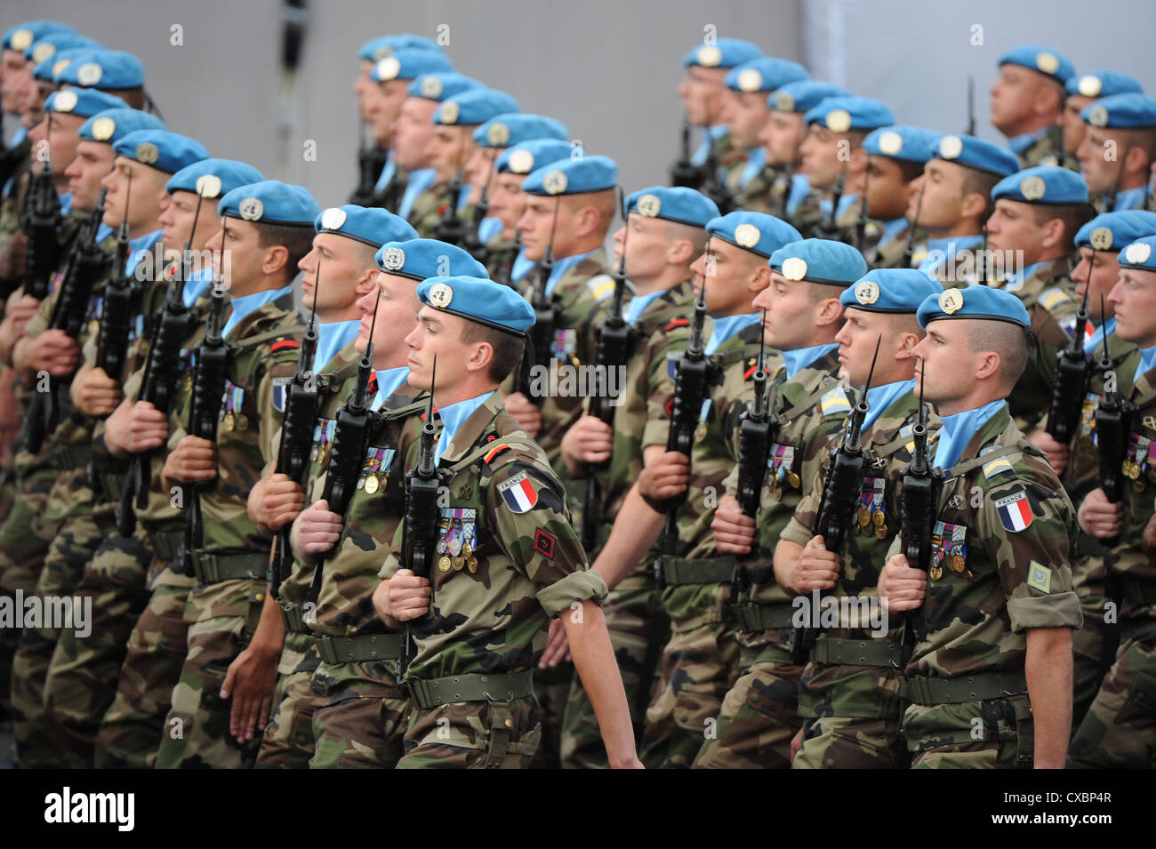 Los cascos azules de la ONU soldados de mantenimiento de la paz de marzo  durante el desfile militar francesa para el día de la bastilla Fotografía  de stock - Alamy