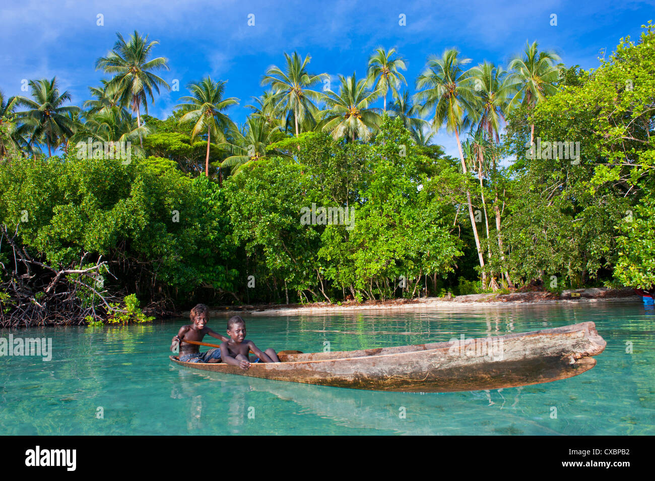 Los muchachos de pesca en la Laguna Marovo, Islas Salomón, el Pacífico Foto de stock