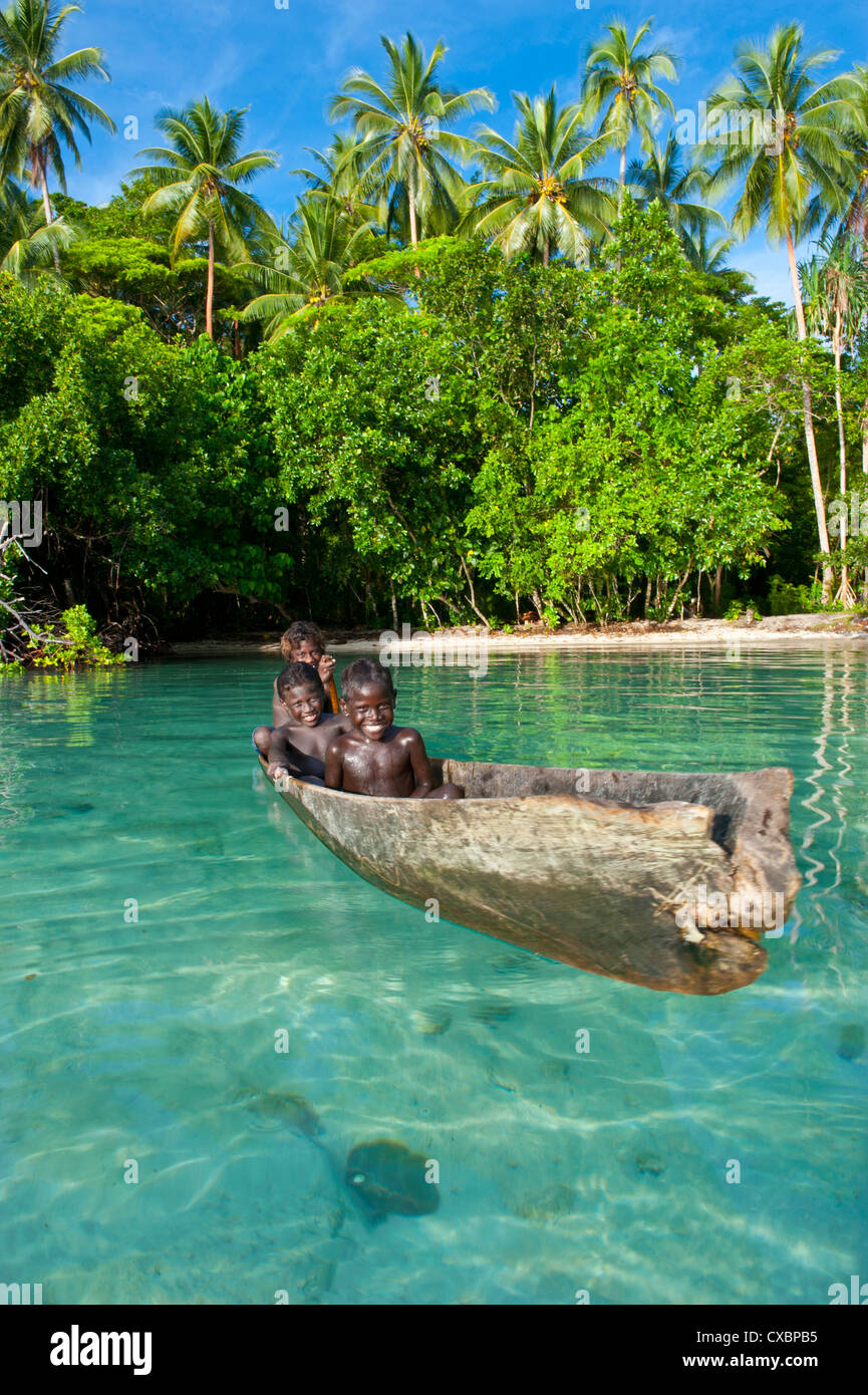 Los muchachos de pesca en la Laguna Marovo, Islas Salomón, el Pacífico Foto de stock