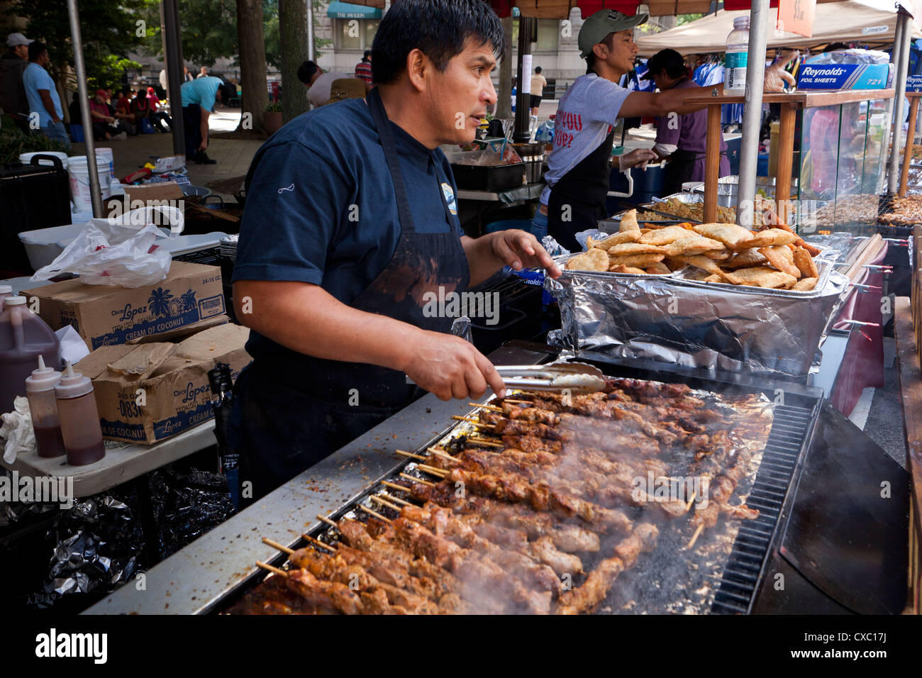 Hombre brochetas de pollo a la Barbacoa Grill - EE.UU. Foto de stock