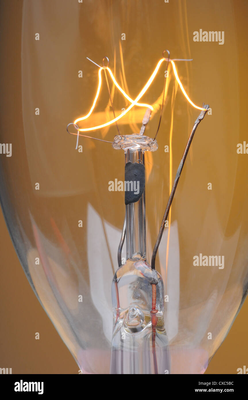 Lámpara de tungsteno macro filamento, formato vertical. Foto de stock