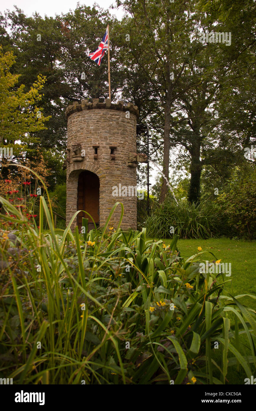 Torre de piedra con agua característica y paloma coot y chorreando agua molino Westonbury gárgolas, jardines acuáticos, Pembridge Herefordshi Foto de stock