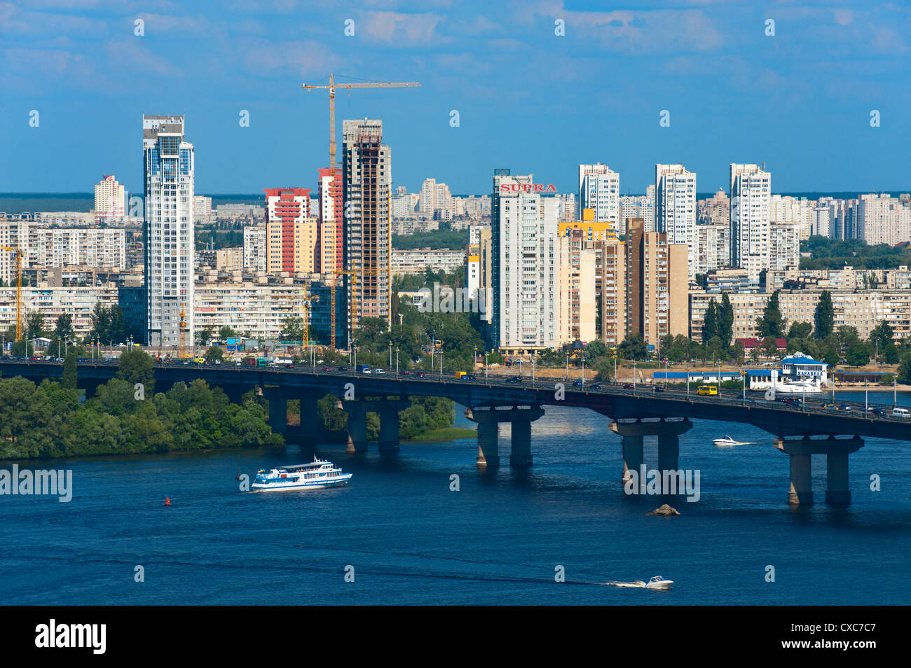 Vista hacia el puente Patona y Berezniaky durante el Dnipro River, Kiev, Ucrania, Europa Foto de stock
