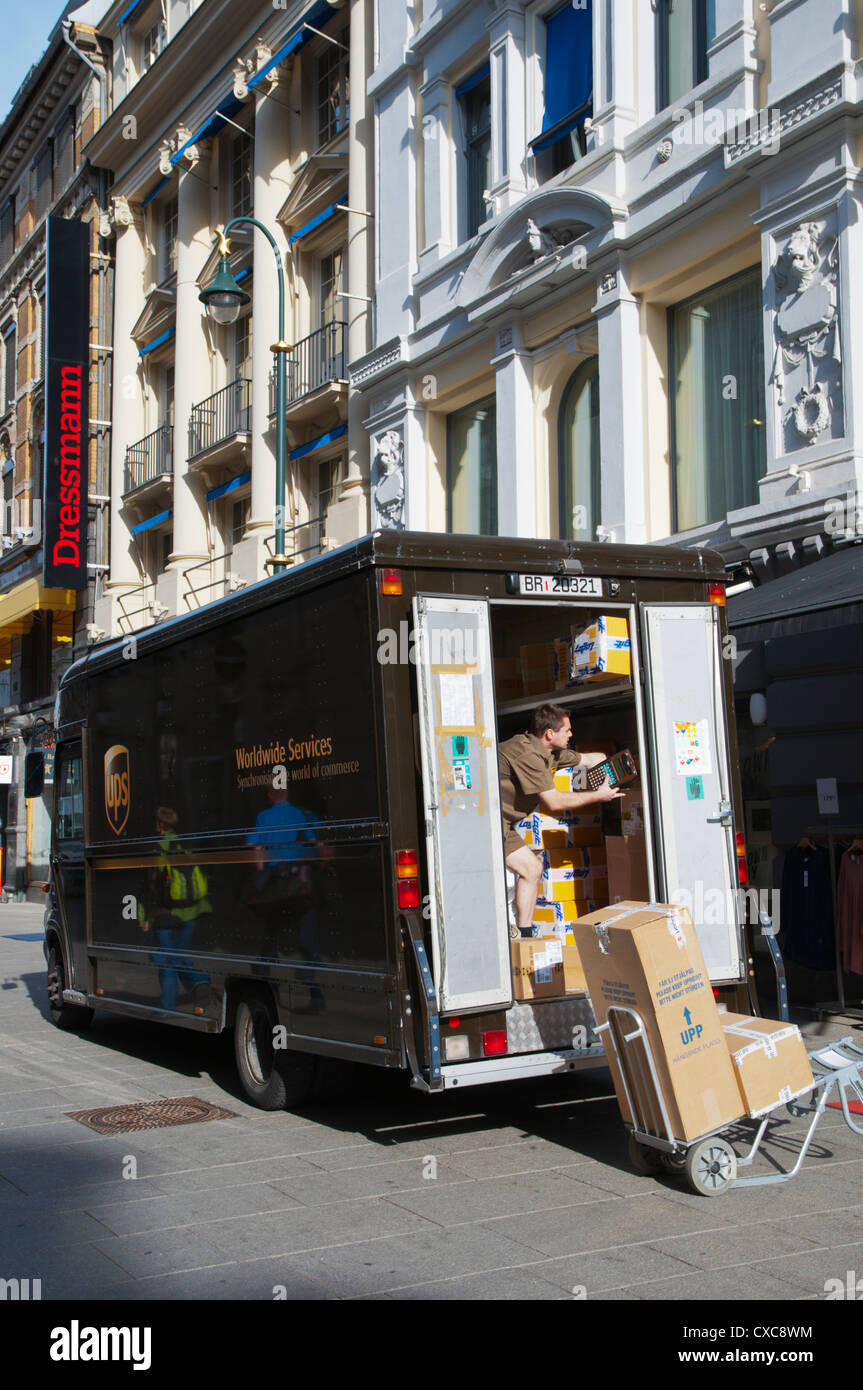 Servicio de Paquetería UPS delievery van a lo largo de la calle Karl Servicio de Paquetería UPS delievery van a lo largo de la calle Karl