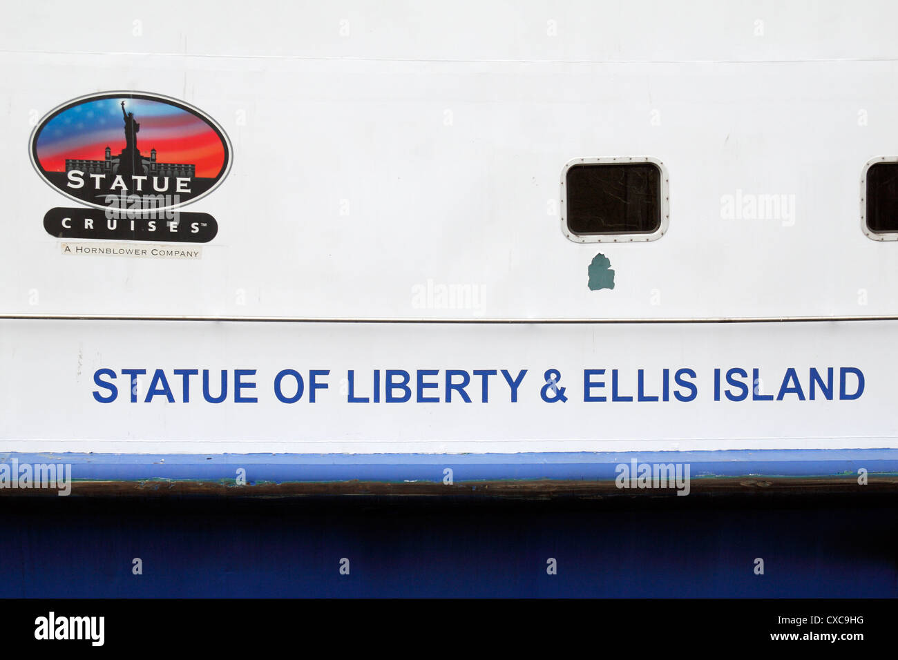 Vista de cerca de la cara de una estatua de la Libertad y Ellis Island