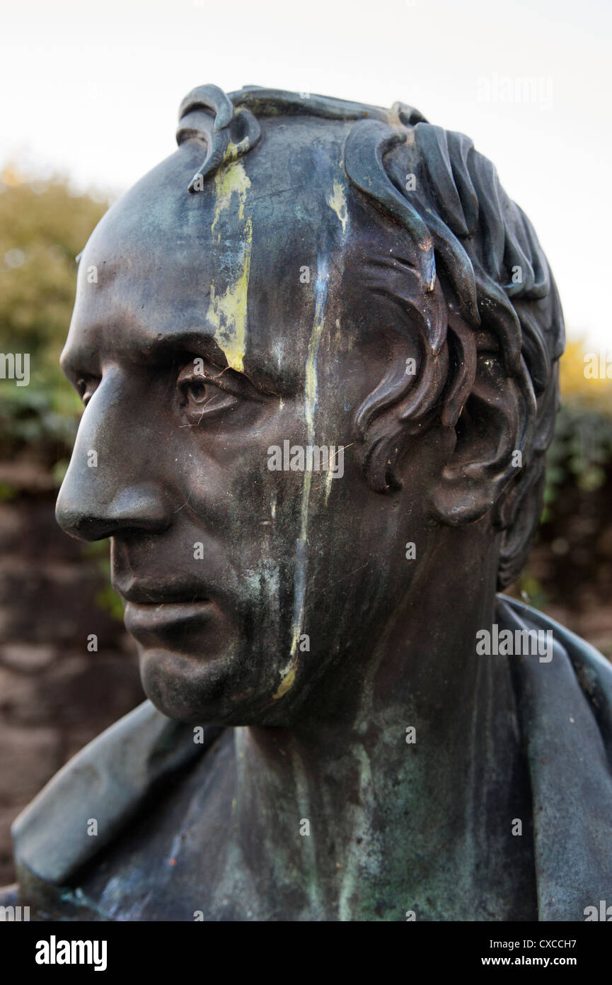 Busto de William Wordsworth, desfigurados por bird lío, en Cockermouth, Cumbria Foto de stock
