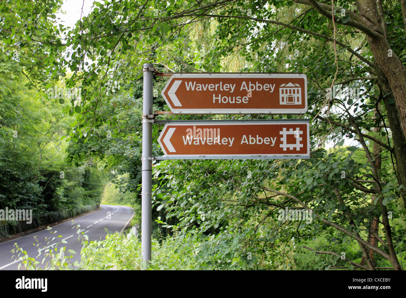 Waverley Abbey Road sign on B3001 Waverley Lane, Farnham, Surrey, Inglaterra Foto de stock