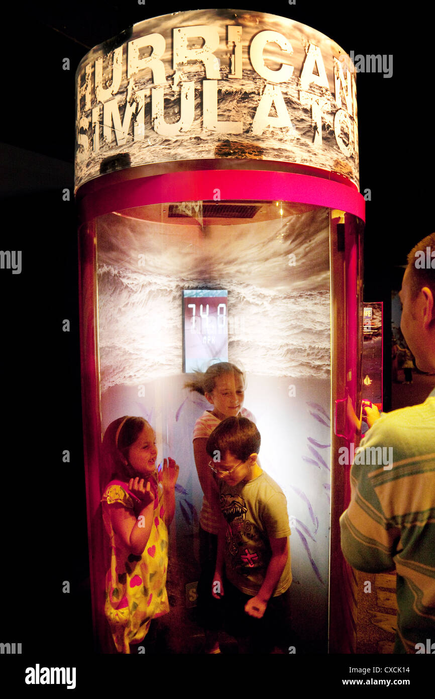 Niños en el simulador de huracanes, la máquina SEA LIFE London Aquarium, Londres, Reino Unido Foto de stock