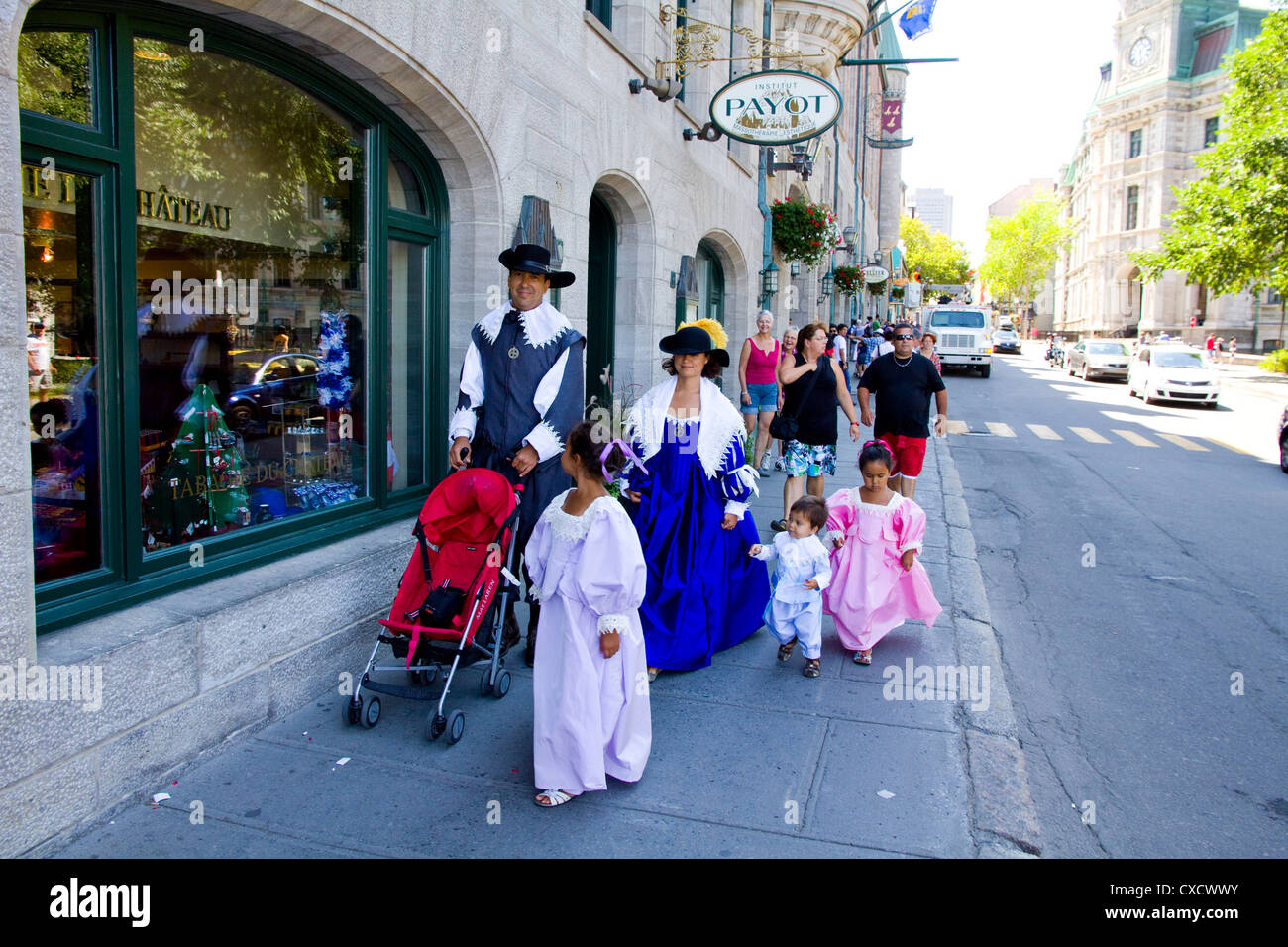 Familia en francés del siglo xvii traje canadiense, Festival de Nueva Francia, la ciudad de Quebec, Canadá Foto de stock