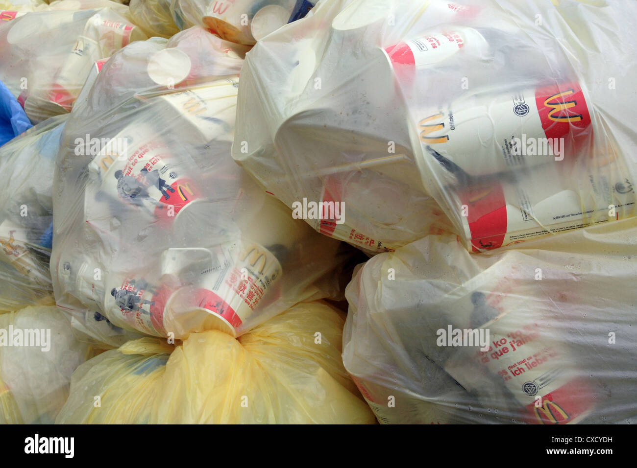 Rellenos de Berlín, bolsas de basura delante de un McDonalds Foto de stock