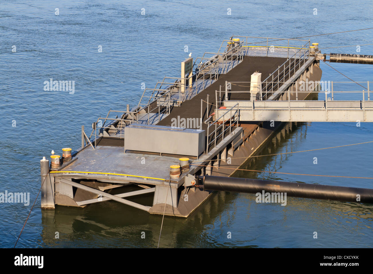 Pontoon bloque / Puente Harbour flotando sobre el agua Foto de stock