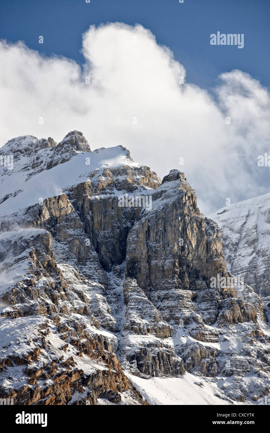 Escarpadas montañas con nubes y cubierta de nieve, el Parque Nacional de Jasper, Sitio del Patrimonio Mundial de la UNESCO, Alberta, Canadá, Norteamérica Foto de stock