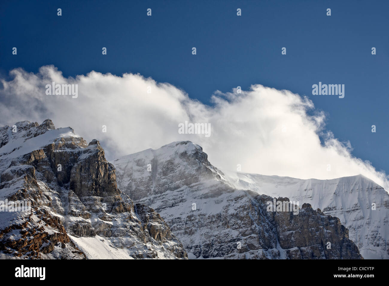 Escarpadas montañas con nubes y cubierta de nieve, el Parque Nacional de Jasper, Sitio del Patrimonio Mundial de la UNESCO, Alberta, Canadá, Norteamérica Foto de stock