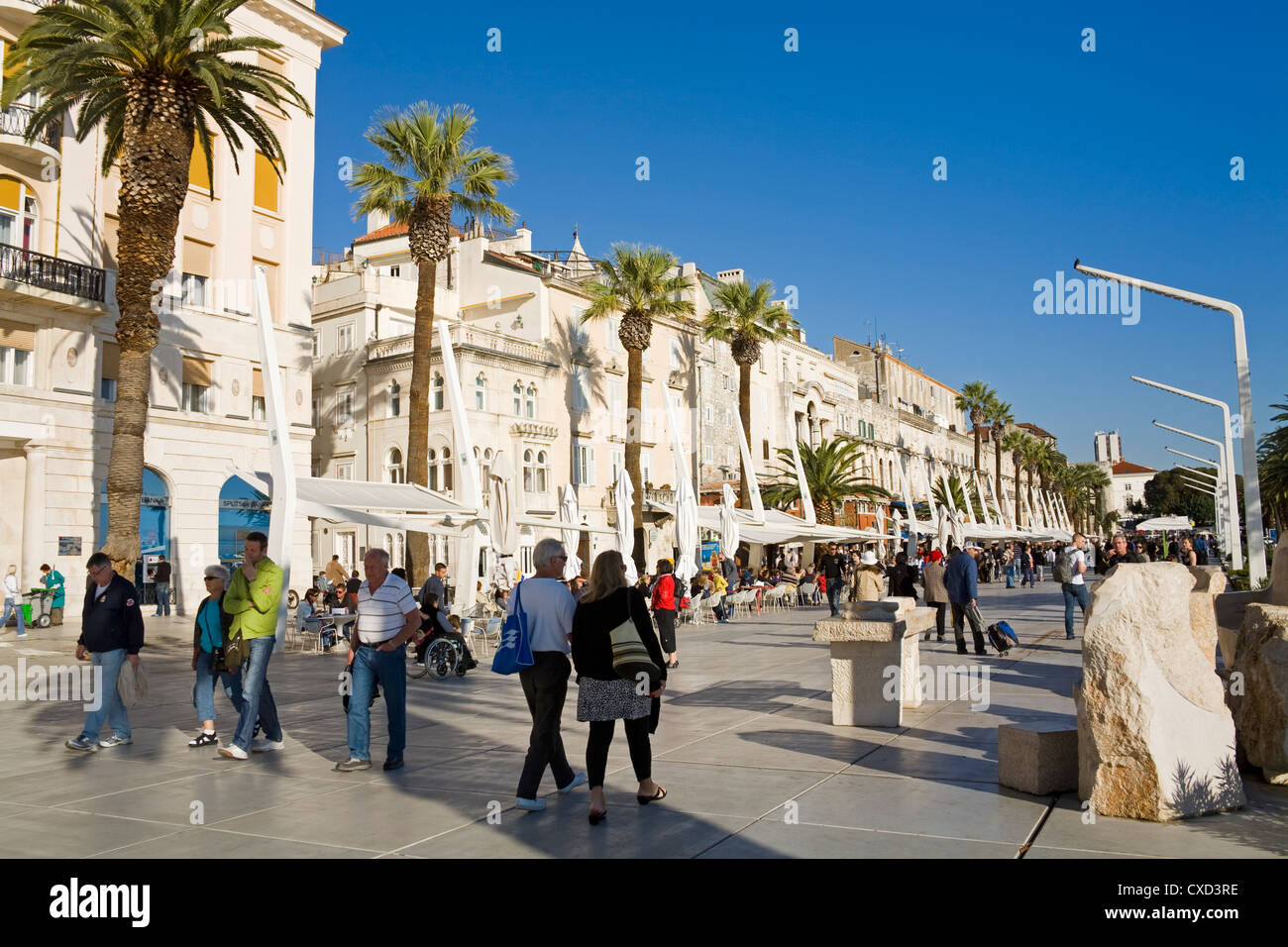 Cafés en la Riva, dividir la costa Dálmata, Croacia, Europa Foto de stock