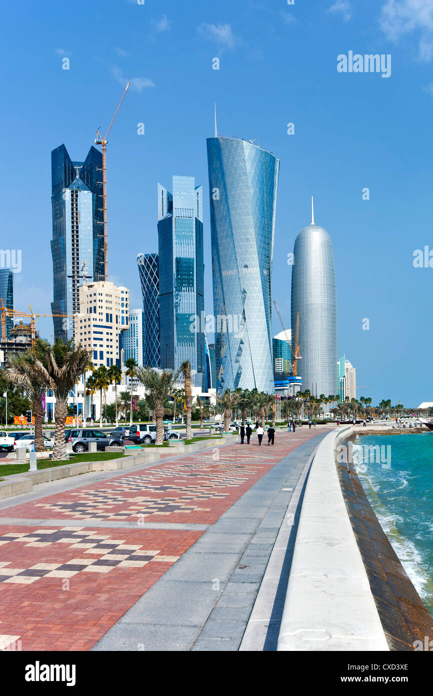 Vista a lo largo de la Corniche hacia el nuevo horizonte del distrito financiero central de West Bay, Doha, Qatar, Oriente Medio Foto de stock