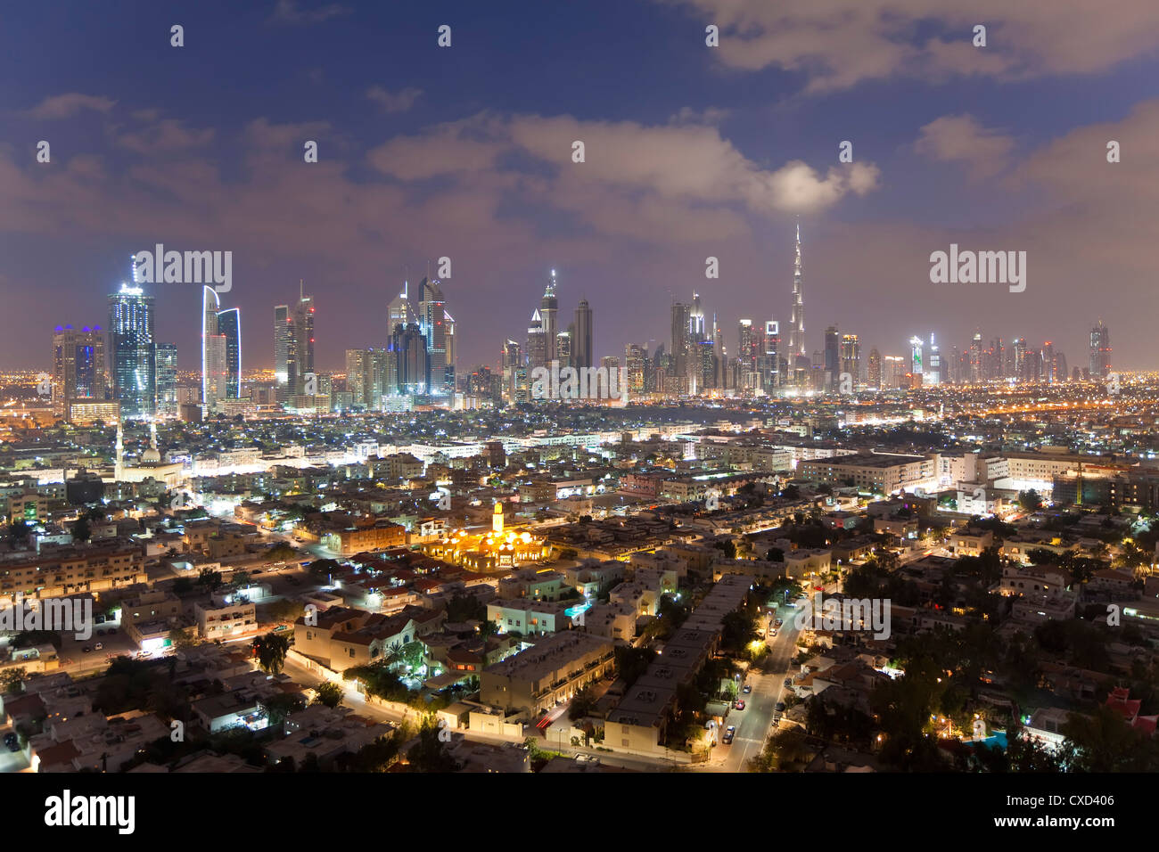 Vista del nuevo Dubai horizonte de rascacielos y arquitectura moderna, incluyendo el Burj Khalifa en Sheikh Zayed Road, Dubai Foto de stock