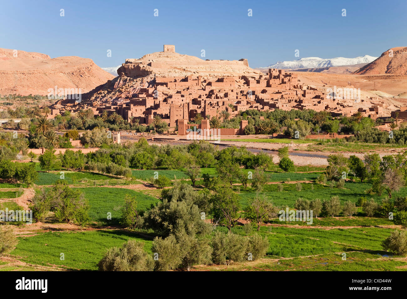 Ciudad de Ait Benhaddou en una antigua ruta de caravanas junto al río Ouarzazate, a menudo utilizada como un film location, Marruecos Foto de stock