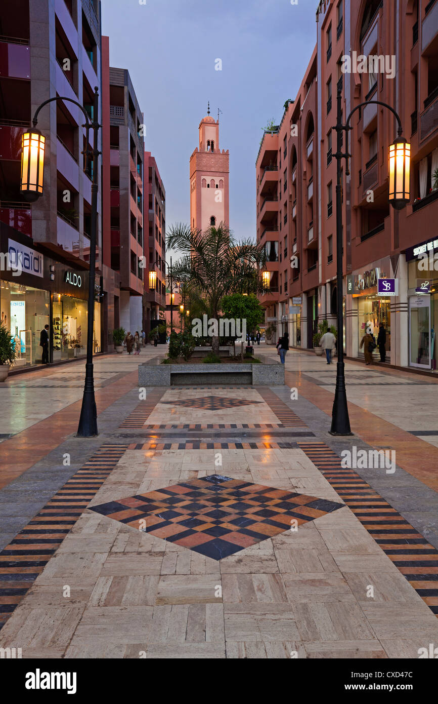 Nuevo centro comercial y apartamentos en la zona de ricos de Gueliz en Marrakech, Marruecos, África del Norte, África Foto de stock