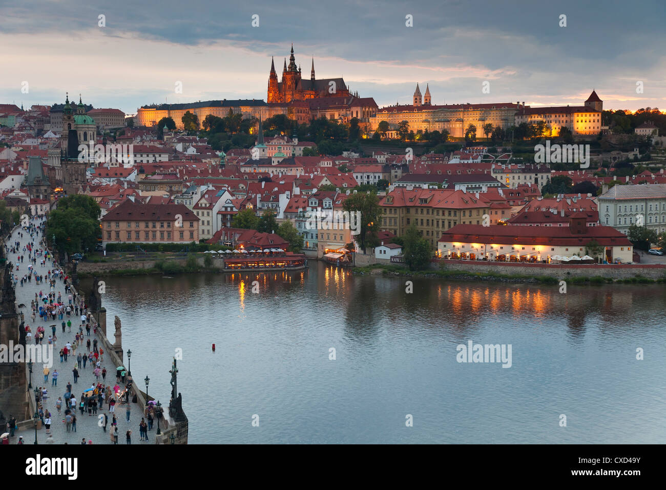 Catedral de San Vito, el Puente de Carlos, el río Vltava y el barrio del castillo iluminado en la noche, Praga, República Checa Foto de stock