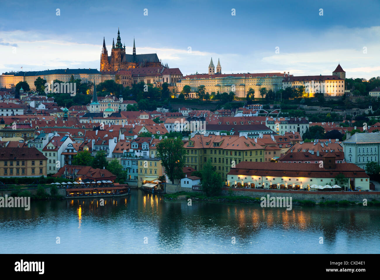 Catedral de San Vito, el río Vltava y el barrio del castillo iluminado en la noche, Praga, República Checa Foto de stock