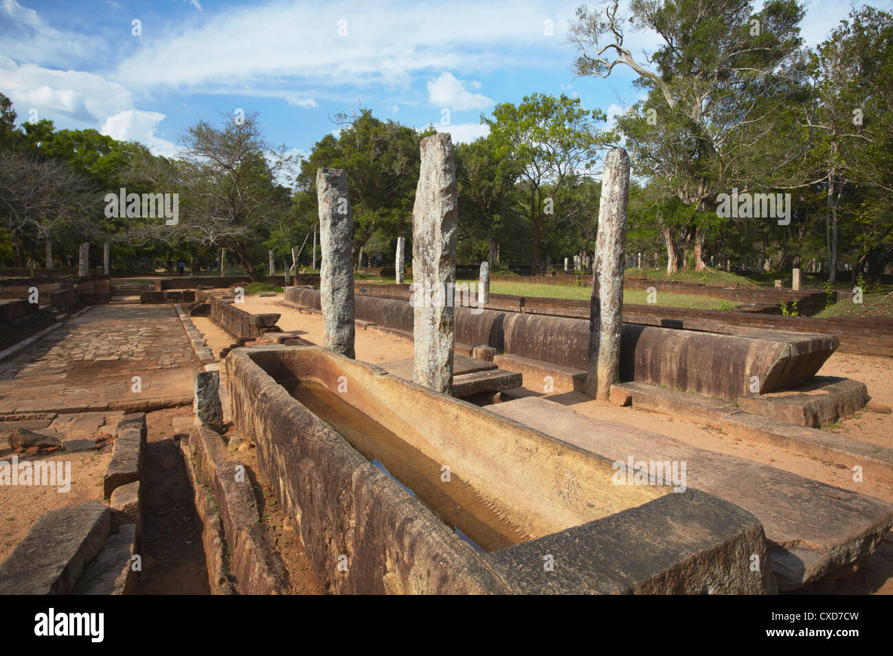 Canaleta de arroz dentro de restos del refectorio monástico, Norte de ruinas, Anuradhapura, Provincia Central del Norte, Sri Lanka Foto de stock