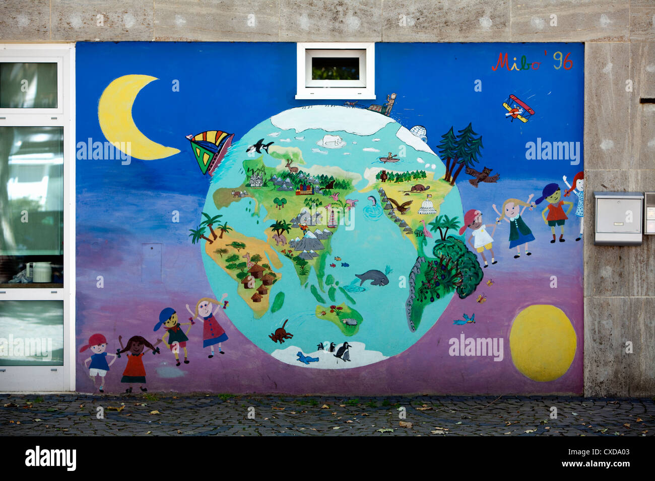 Los niños y un globo terráqueo, pintada por niños, dibujo, Graffiti Foto de stock