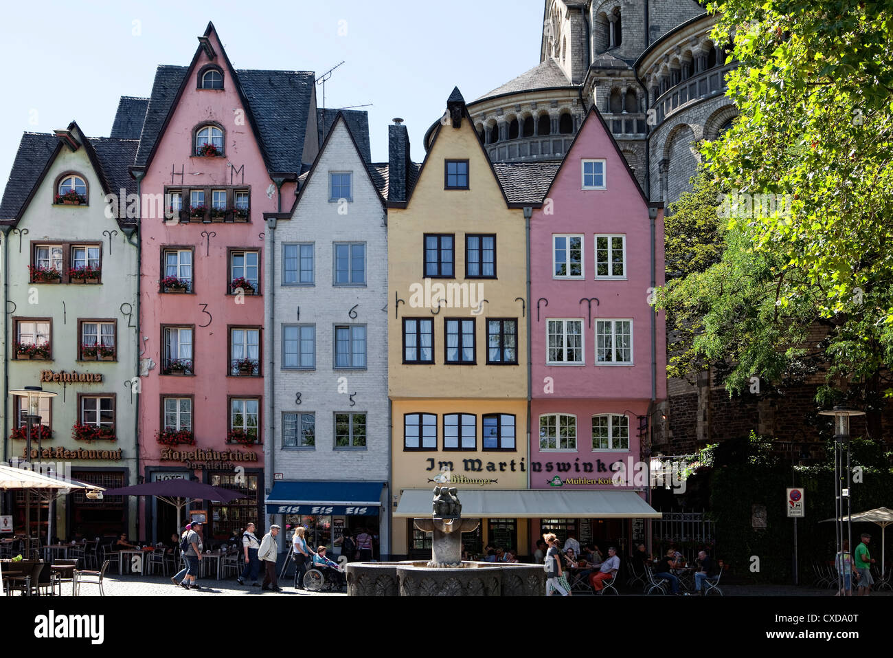 Casas en el barrio histórico y la gran iglesia de San Martín, Colonia, Renania del Norte-Westfalia, Alemania, Europa Foto de stock