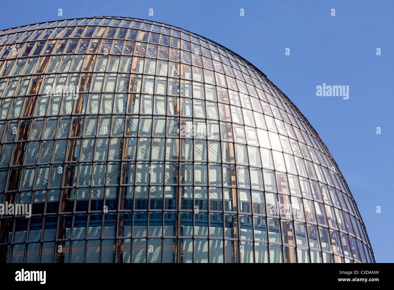 Weltstadthaus con una fachada de cristal por el arquitecto Renzo Piano, calle Schildergasse, Colonia, Renania del Norte-Westfalia, Alemania Foto de stock