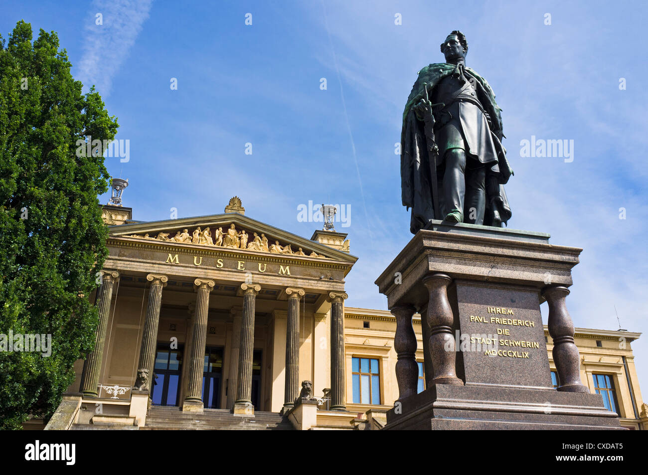 Monumento de Gran Duque Paul Friedrich delante del Museo Estatal de Schwerin, Schwerin, Mecklemburgo-Pomerania Occidental, Alemania Foto de stock
