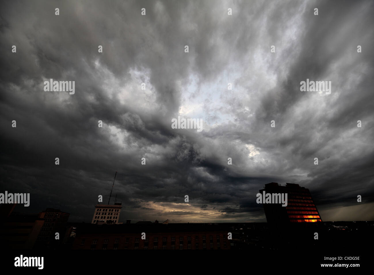 Una tormenta débil con cinta emocionante nubes encima de Lincoln, Nebraska. Foto de stock