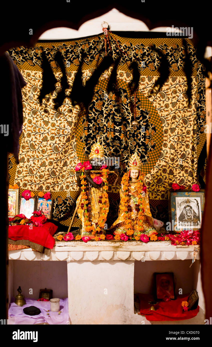 Krishna y Radha estatuas en el pequeño templo hindú Foto de stock