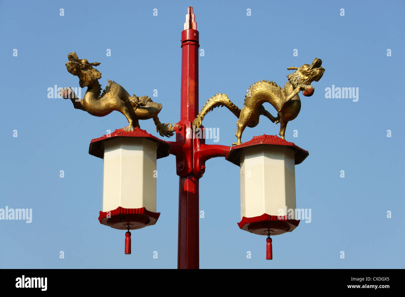 Dragon lamp post fotografías e imágenes de alta resolución - Alamy