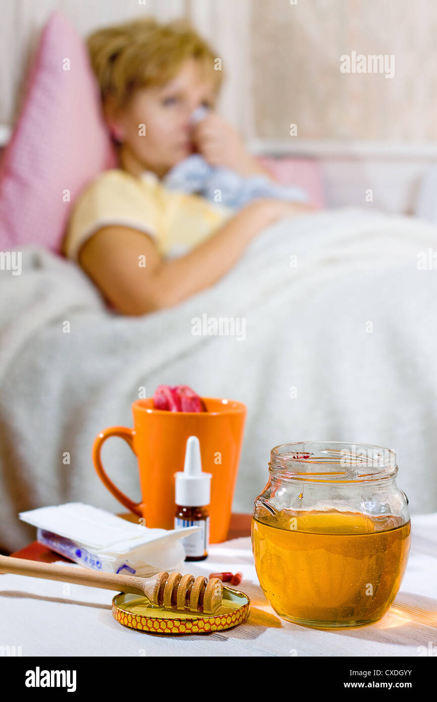 Joven enferma con taza de té Foto de stock