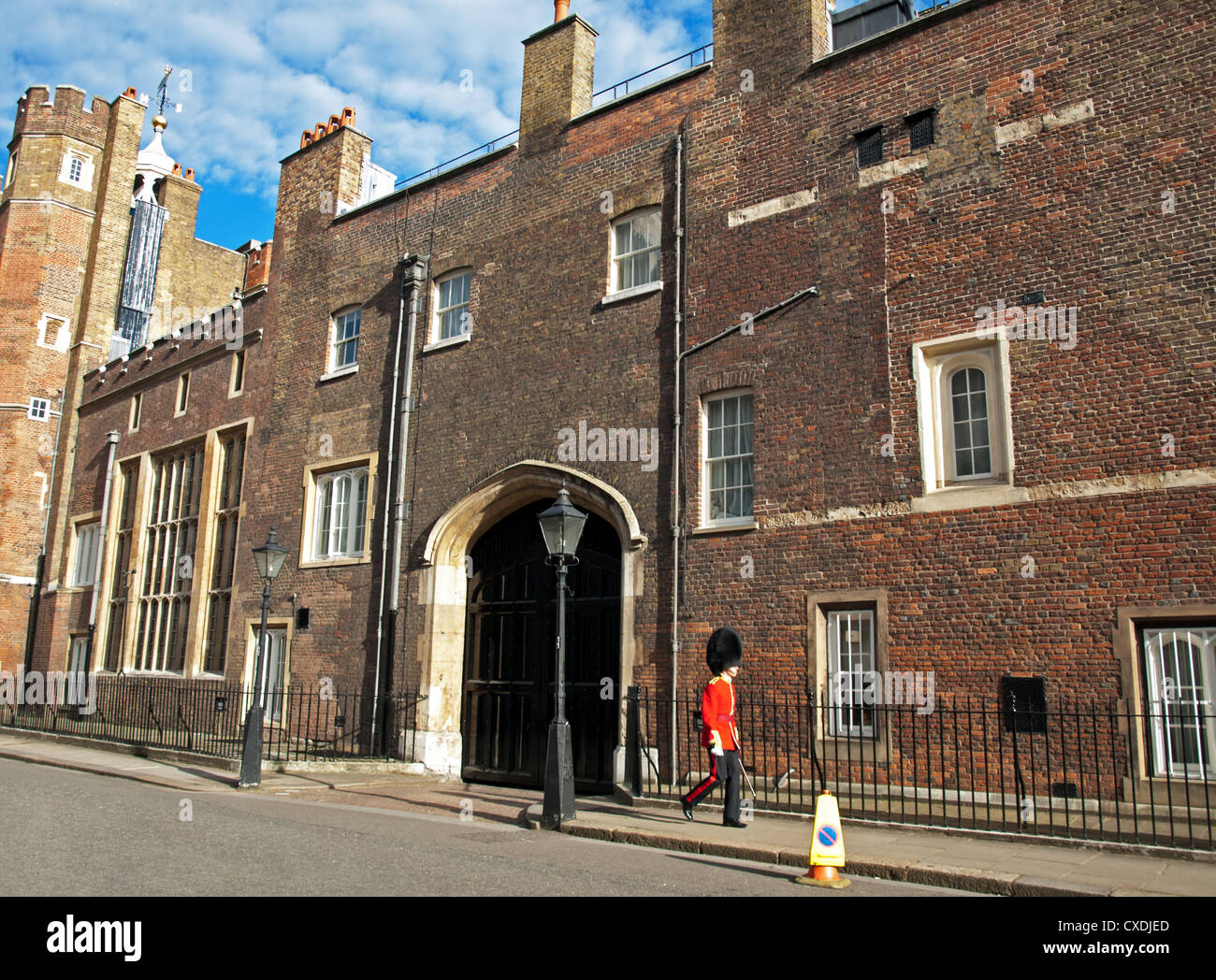 Caminando por la guardia del Palacio de Saint James, la ciudad de Westminster, London, England, Reino Unido Foto de stock