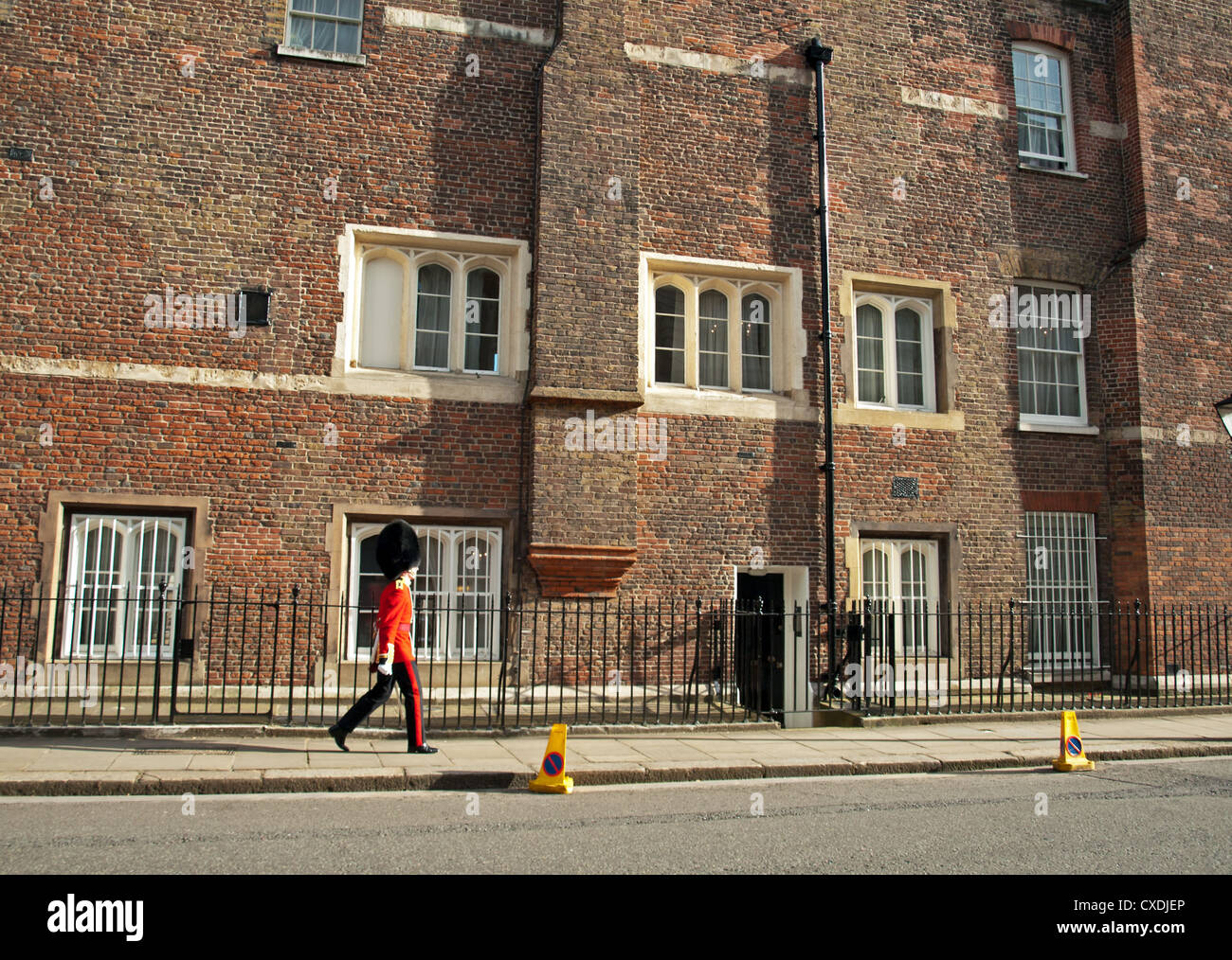 Caminando por la guardia del Palacio de Saint James, la ciudad de Westminster, London, England, Reino Unido Foto de stock
