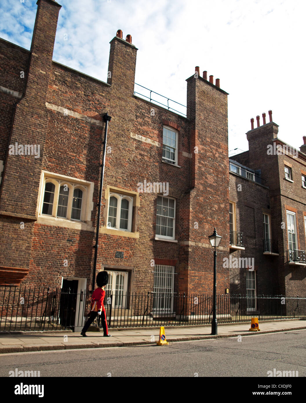 Caminando por la guardia del Palacio de Saint James, la ciudad de Westminster, London, England, Reino Unido Foto de stock