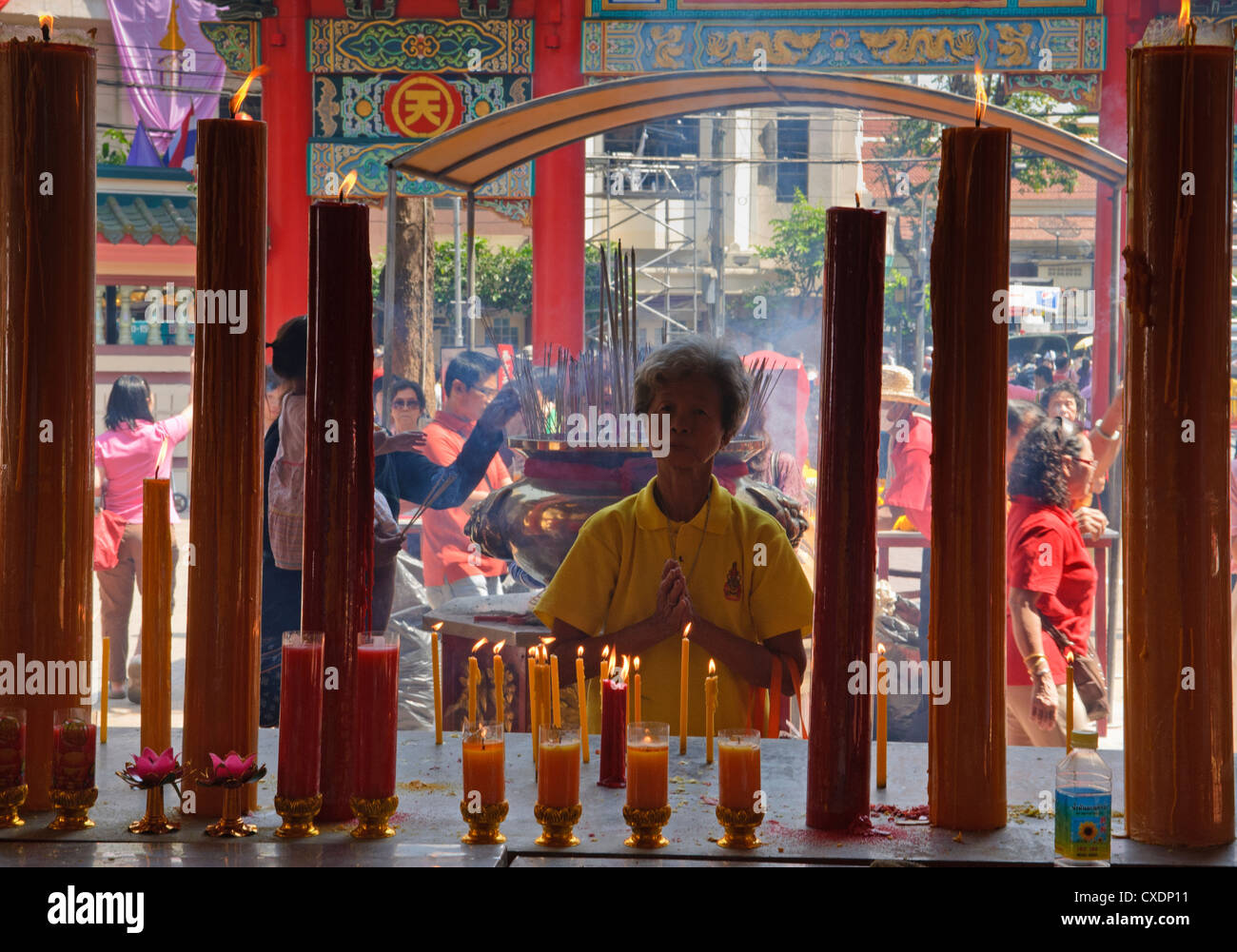 Encender velas e incienso para atraer la buena suerte durante el Año Nuevo  Chino en Wat Mangkon Kamalawat en el Chinatown de Bangkok Fotografía de  stock - Alamy