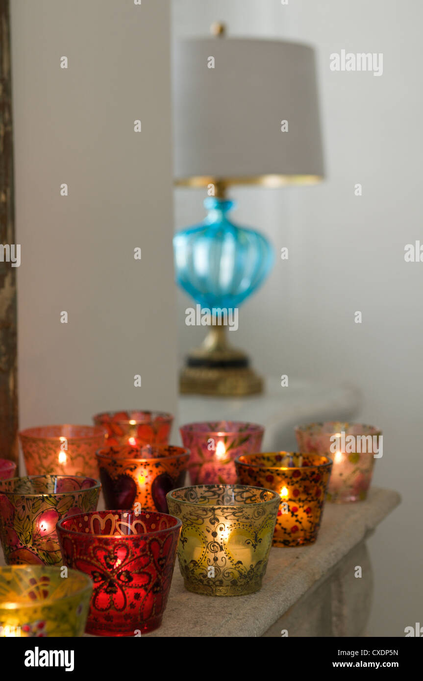 Candelitas y velas en el Fireside mantlepiece Foto de stock