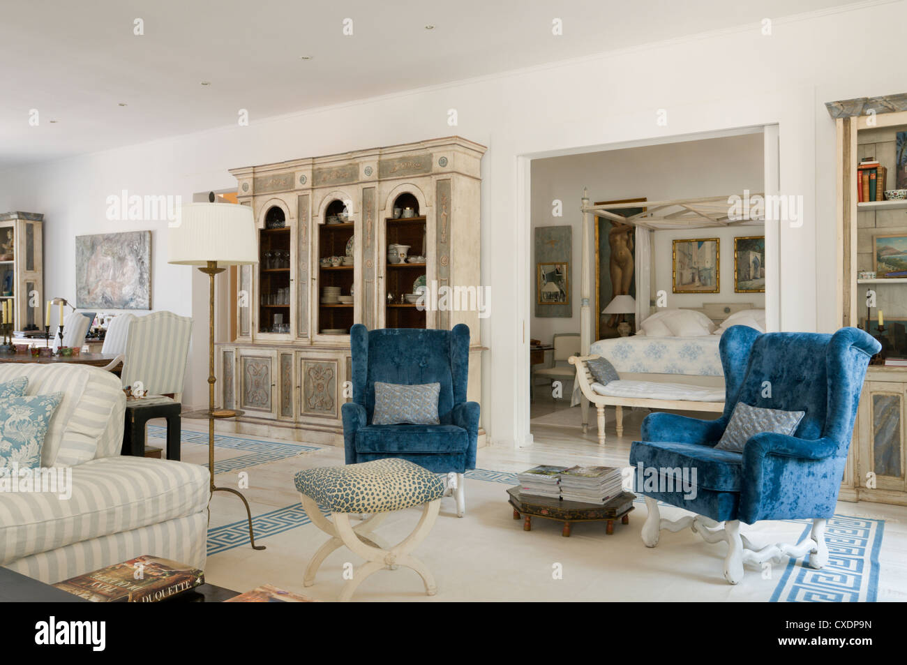 Salón colonial con sillas azules en Mallorca Foto de stock