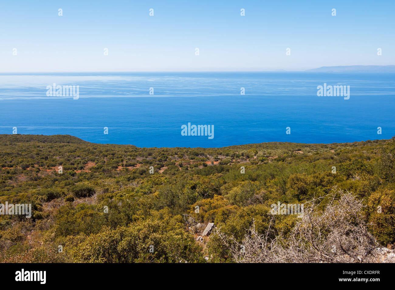 Paisaje natural de mar, tomada desde un punto de vista alto en Grecia Foto de stock