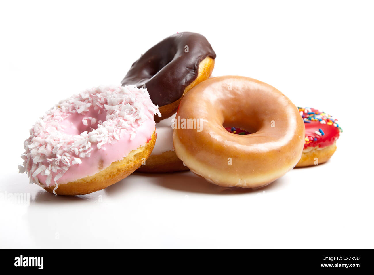 Una pila de decoración fresca donuts sobre un fondo blanco. Foto de stock