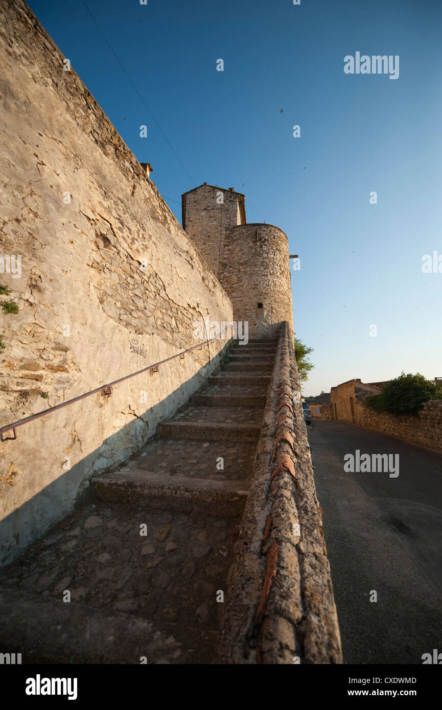 Terraplén antiguo paredes y escalera de piedra que protegen el corazón medieval de Sablet pueblo fortificado en el Vaucluse, en el sur de Francia Foto de stock