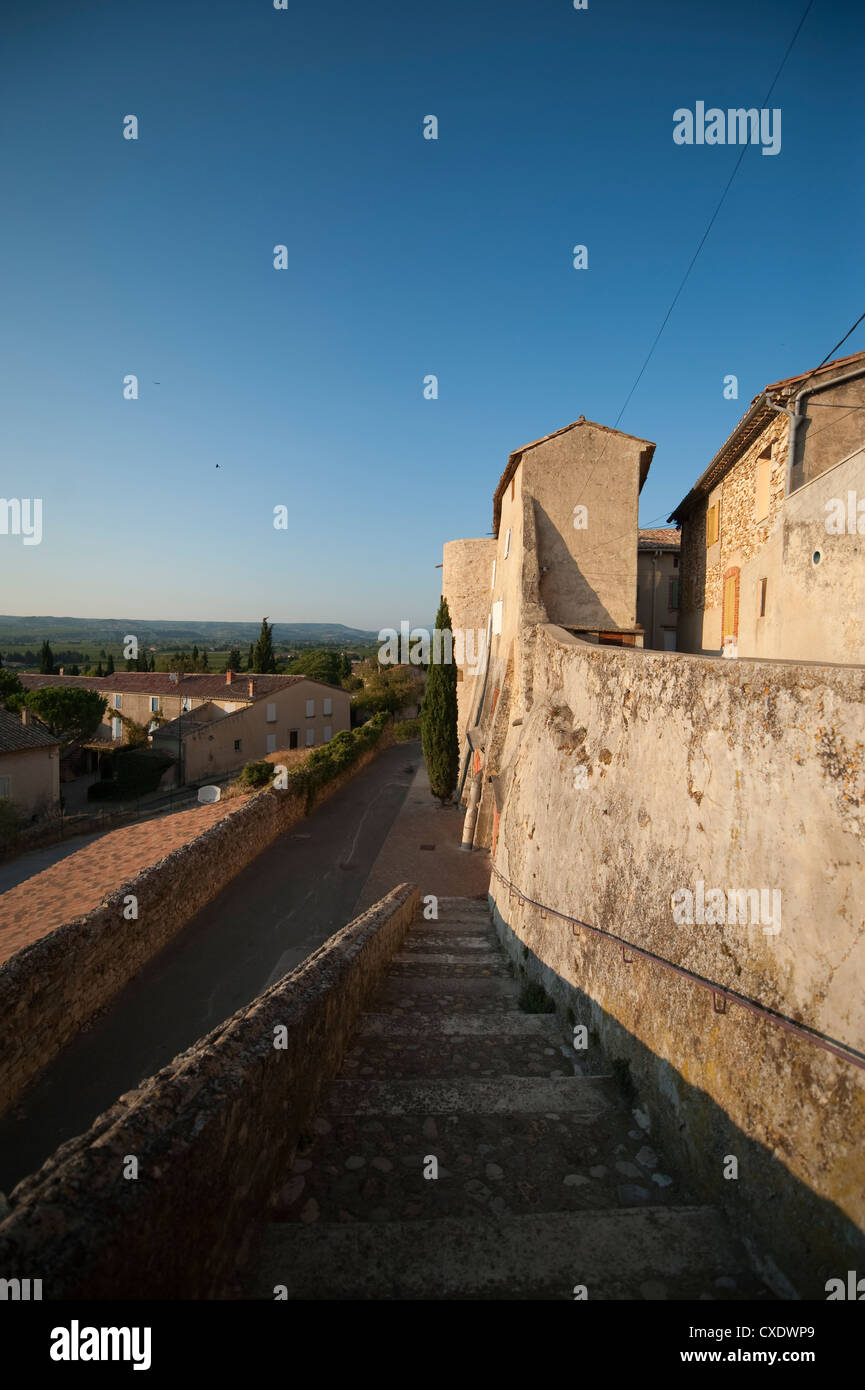 Terraplén antiguo paredes y escalera de piedra que protegen el corazón medieval de Sablet pueblo fortificado en el Vaucluse, en el sur de Francia Foto de stock