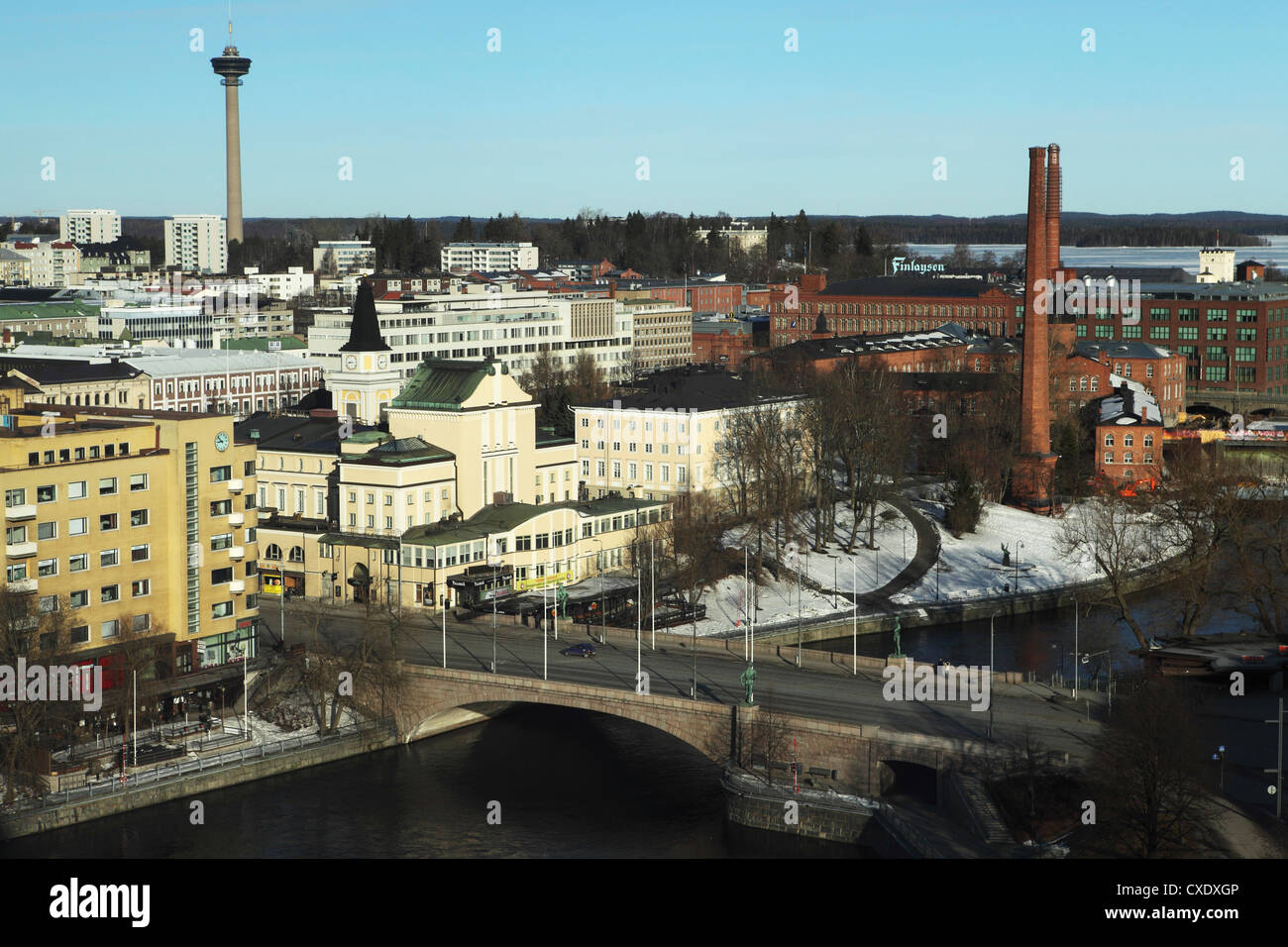 La Hameenkatu puente cruza el río Tammerkoski por el teatro en Tampere, Tampere Pirkanmaa, Finlandia, Escandinavia, Europa Foto de stock