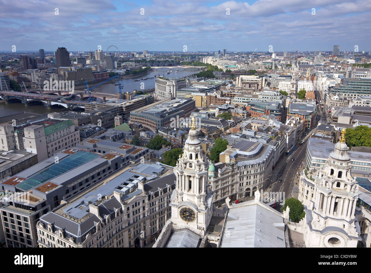 Vista aérea de Londres tomada desde la Galería Dorada de la Catedral de San Pablo, Ciudad de Londres, Inglaterra, Reino Unido, Europa Foto de stock