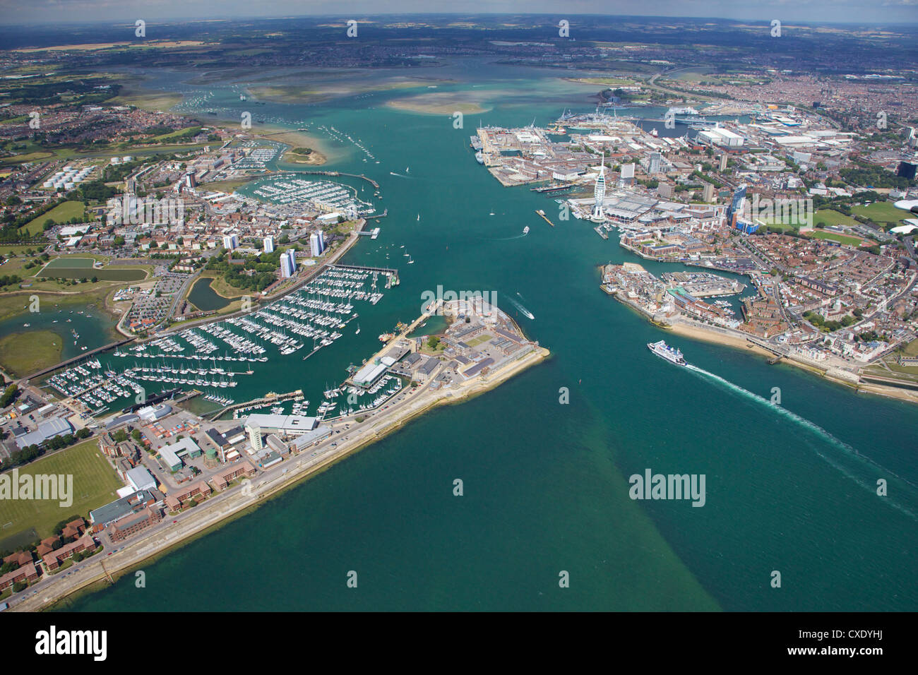 Vista aérea del puerto de Portsmouth y el Solent, Hampshire, Inglaterra, Reino Unido, Europa Foto de stock