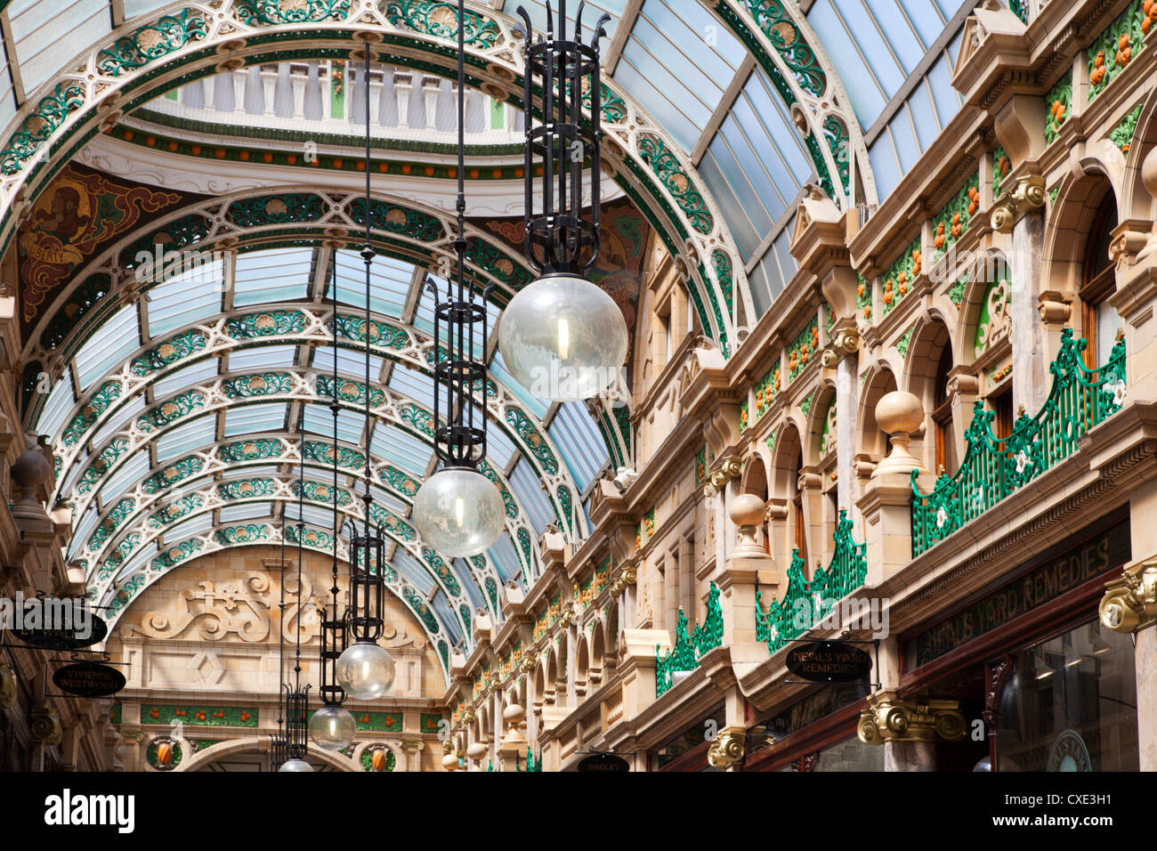 El condado Arcade en el barrio Victoria, Leeds, West Yorkshire, Yorkshire, Inglaterra, Reino Unido, Europa Foto de stock