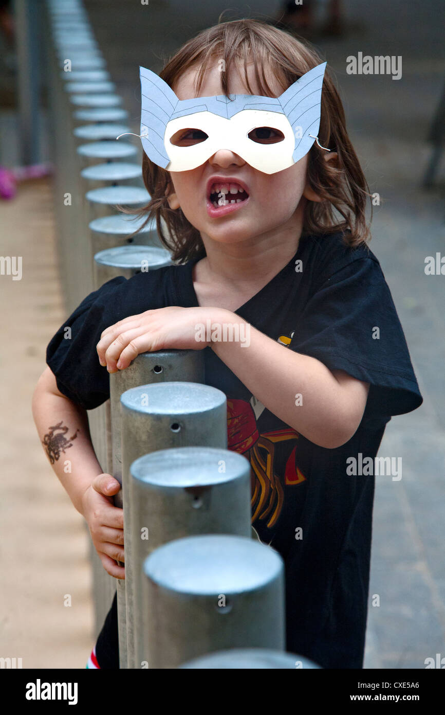 Muchacho En La Máscara De Batman. Niño Divertido En Traje Negro Imagen de  archivo - Imagen de pista, retrato: 37867183