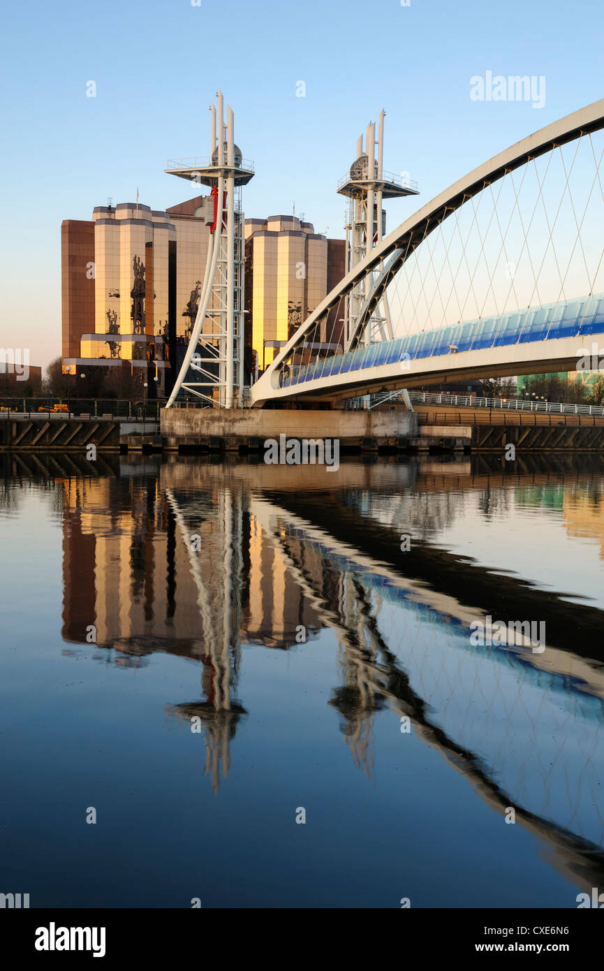 Temprano en la mañana de ver el Puente del Milenio, Salford, Manchester, Greater Manchester, Inglaterra, Reino Unido, Europa Foto de stock